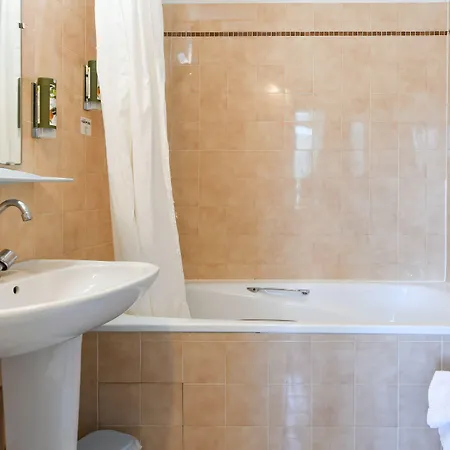 מלון Logis L'auberge De L'etable 2*